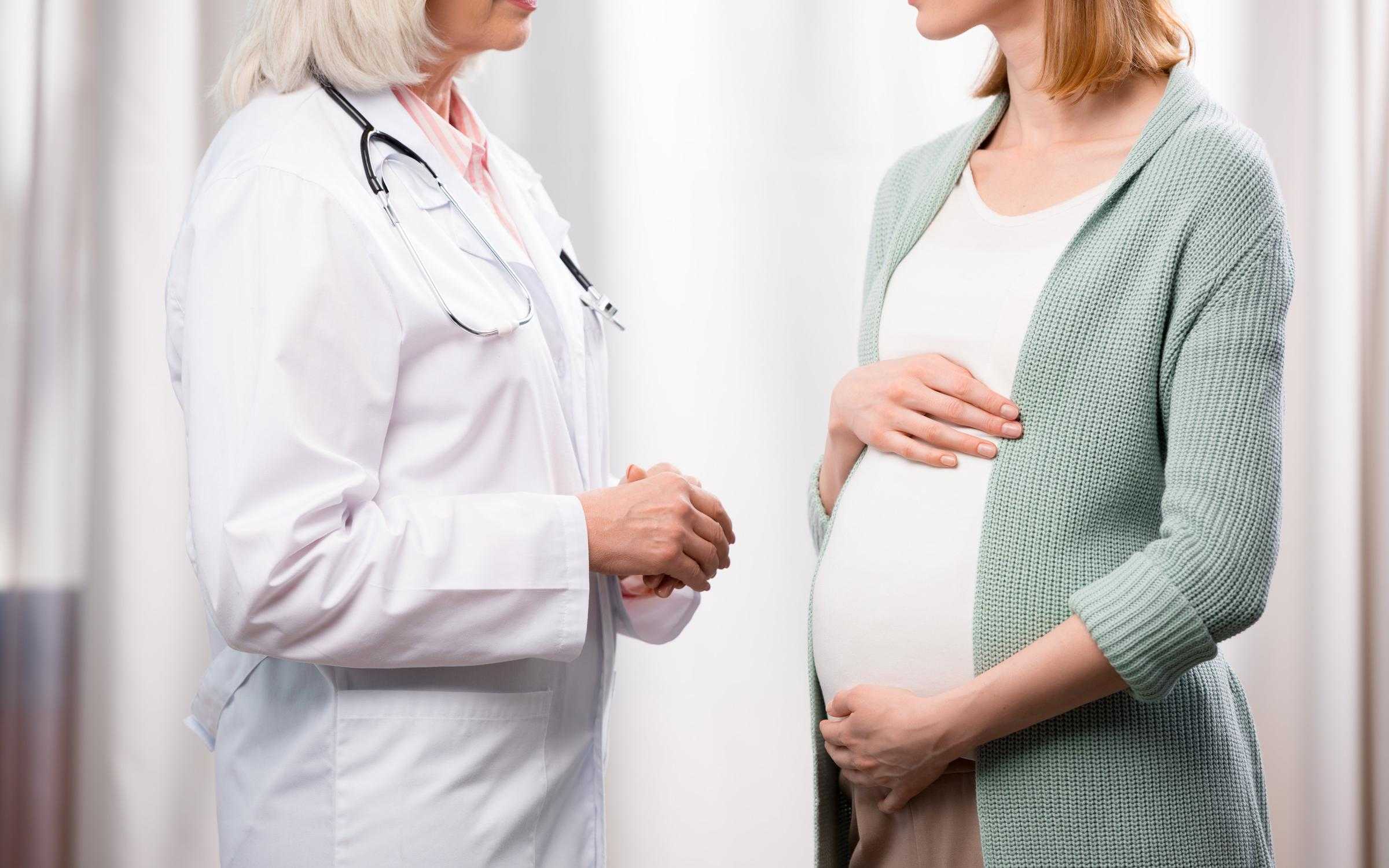 Когда начинает толкаться ребенок при беременности? сроки толчков в животе при первой беременности, когда начинает переворачиваться