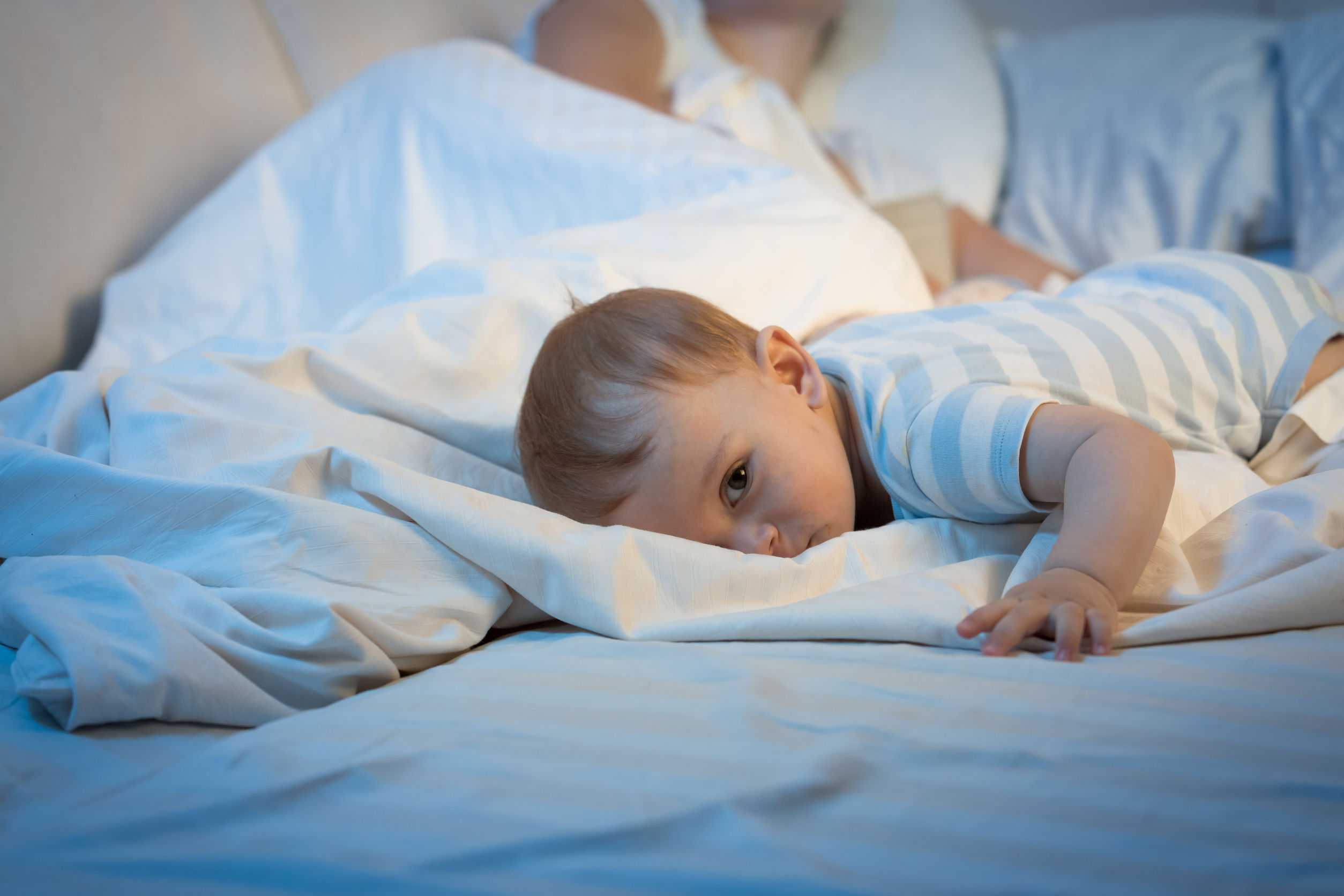 Почему ребенок мало спит ночью, что делать