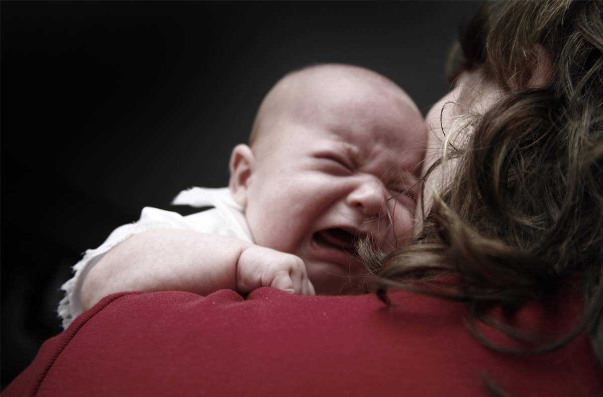Как успокоить плачущего ребенка: 4 способа для новорожденных