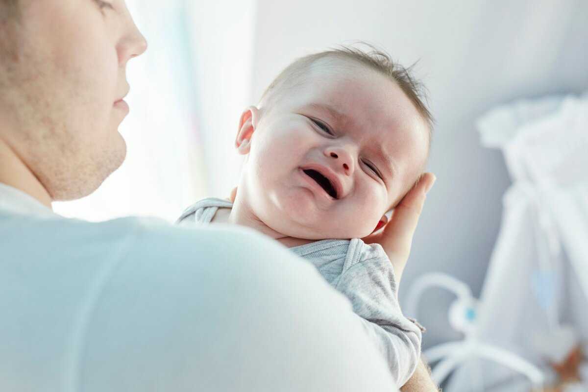 Возможные причины закатывания глаз наверх у новорожденных: симптомы, опасно ли это