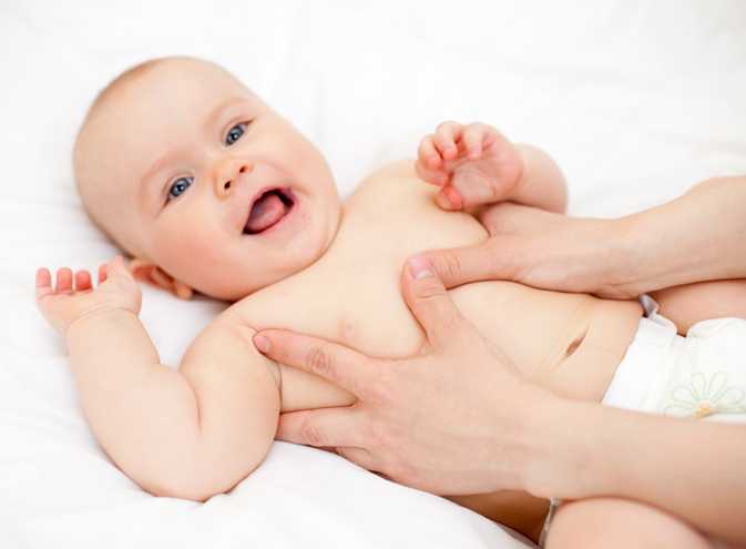 Что делать, если у новорождённого ребенка болит живот: первая помощь в домашних условиях