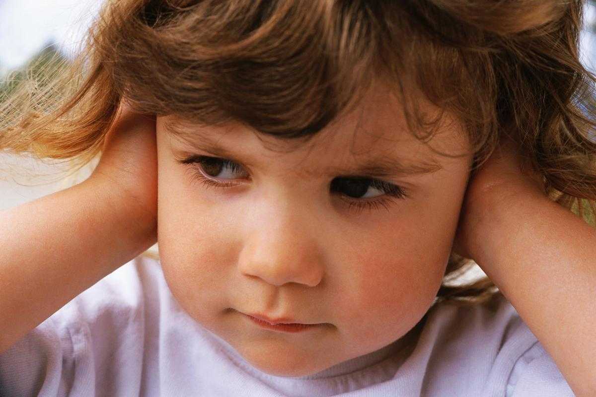 Почему ребенок боится громких звуков и что делать в этом случае