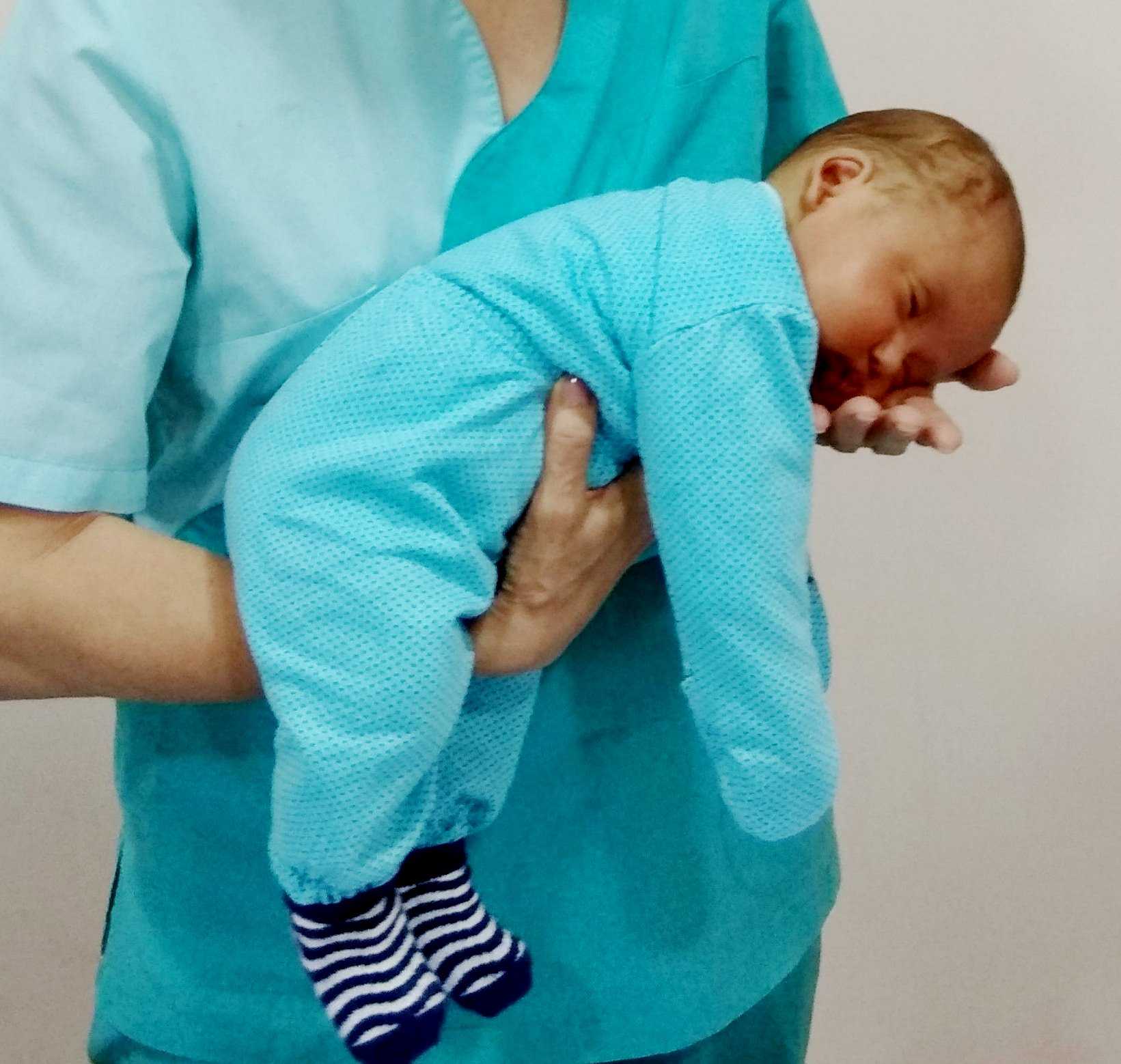 Болит животик у новорожденного | уроки для мам