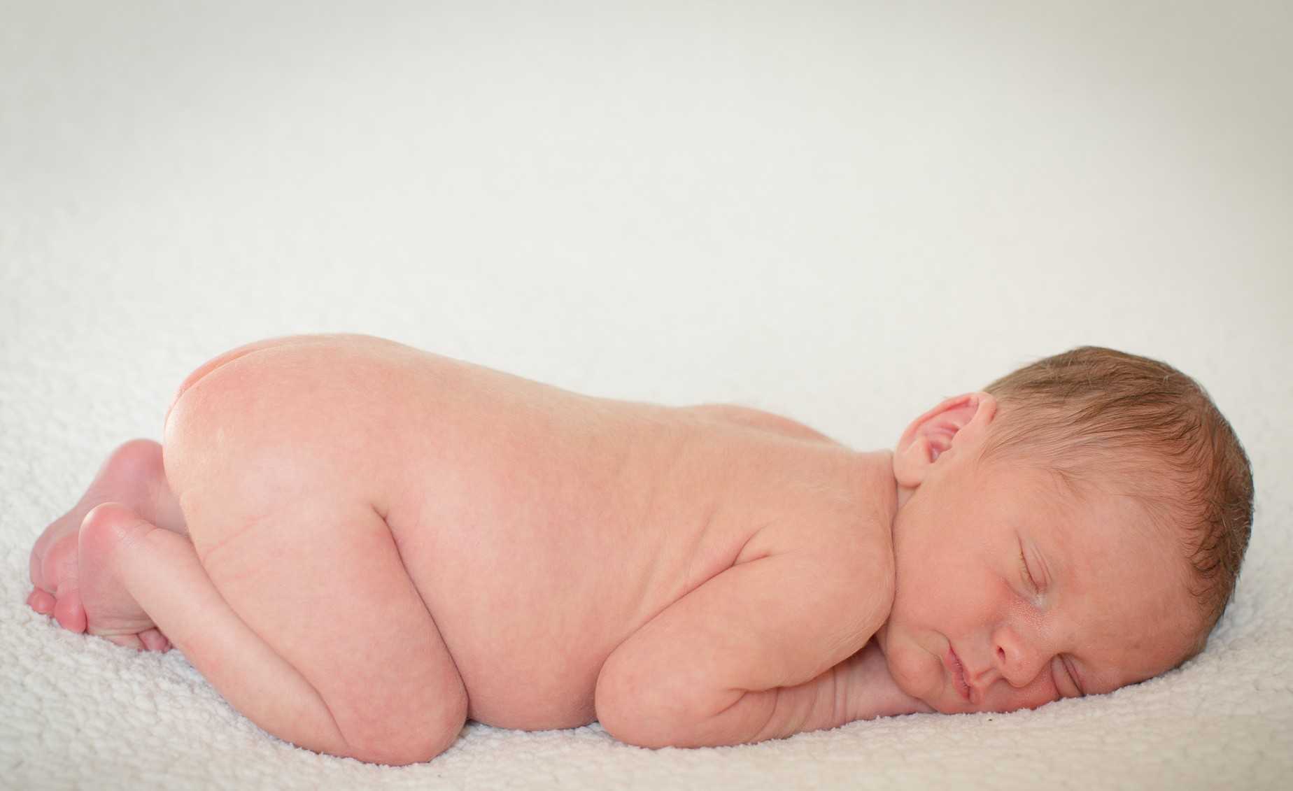 Выкладывание на живот новорожденного: с какого возраста начинать, как часто и сколько времени лежать малышу