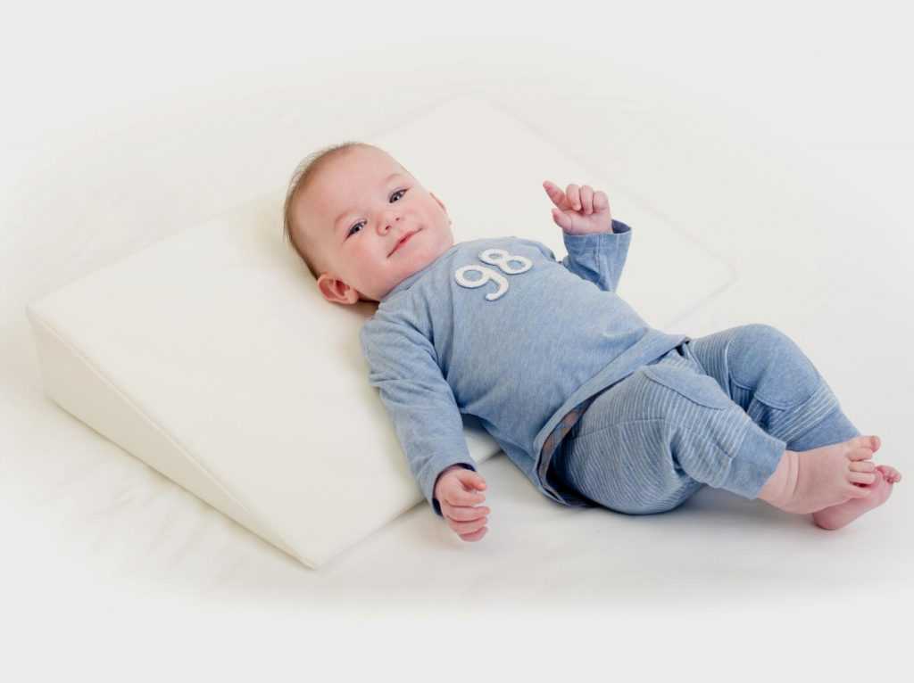 Подушка для новорождённого: нужна ли? какую выбрать и когда класть