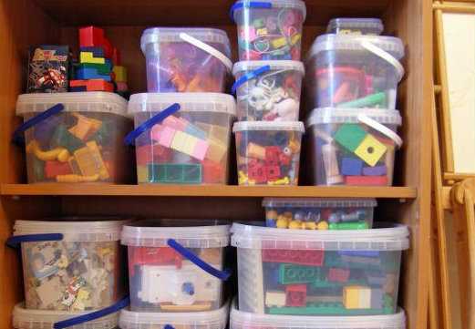 Как хранить пластилин. Контейнеры для хранения игрушек в ДОУ. Организация хранения материалов в детском саду. Организация и хранение развивающих игр в детской. Хранение игрушек в детском саду в группе.