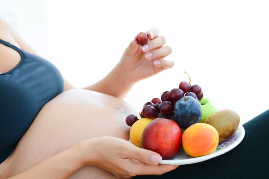 Питание на ранних сроках беременности: правильный рацион и список полезной еды, необходимой в первые недели и месяцы, а также токсикоз беременных женщин
