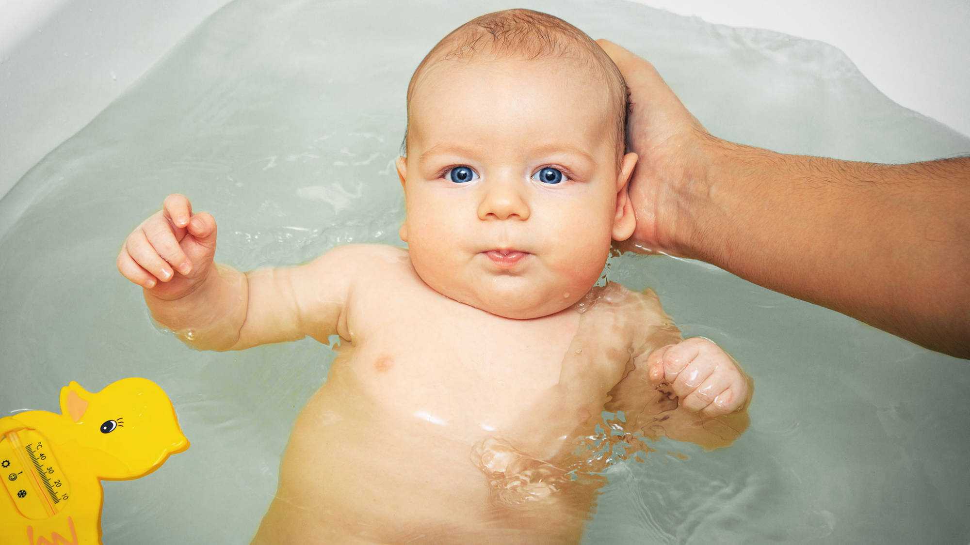 Температура воды для купания новорожденного ребенка: родителям на заметку