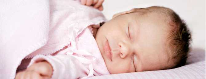 Почему ребенок потеет во время сна: основные причины гипергидроза