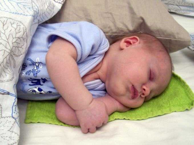 Критерии выбора и особенности использования ортопедических подушек для новорожденных