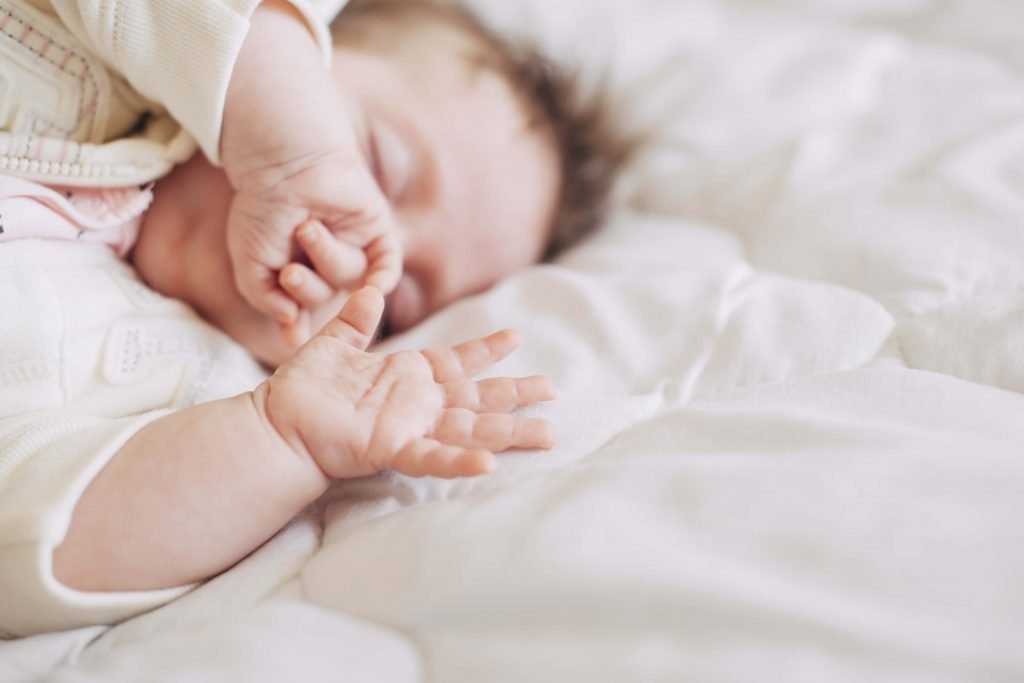 Почему грудничок может вздрагивать во сне или когда засыпает, что делать