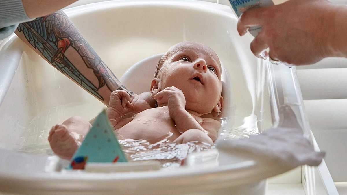 Первое купание новорождённого после роддома: подробная инструкция и советы