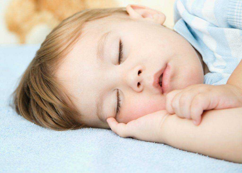 Почему ребенок ночью скрипит зубами – причины скрежетания зубами во сне