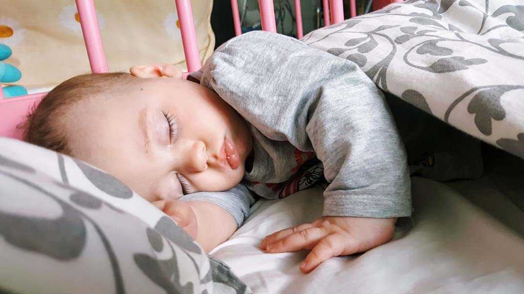 Ребенок долго спит: причины и действия родителей