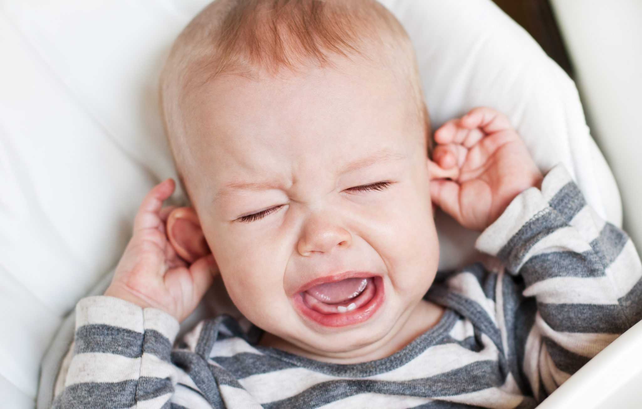 Почему ребенок закатывает глаза вниз. новорожденный закатывает глаза когда засыпает. главное — без паники - окулист
