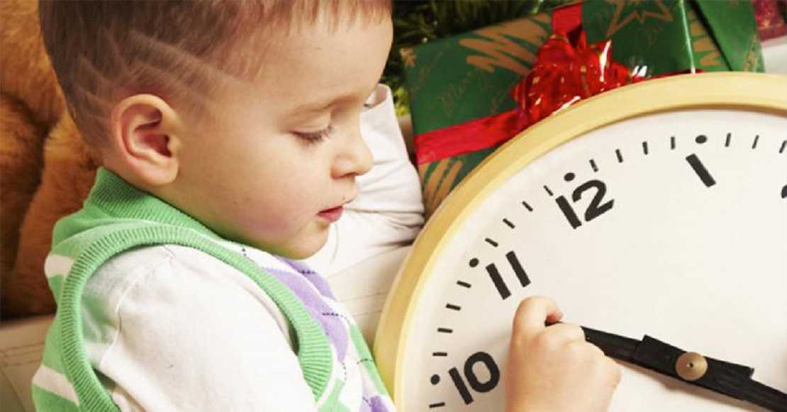 Терпеливый ребенок. Часы для детей. Ребенок с часами. Знакомим детей с часами. Часы для дошкольников.