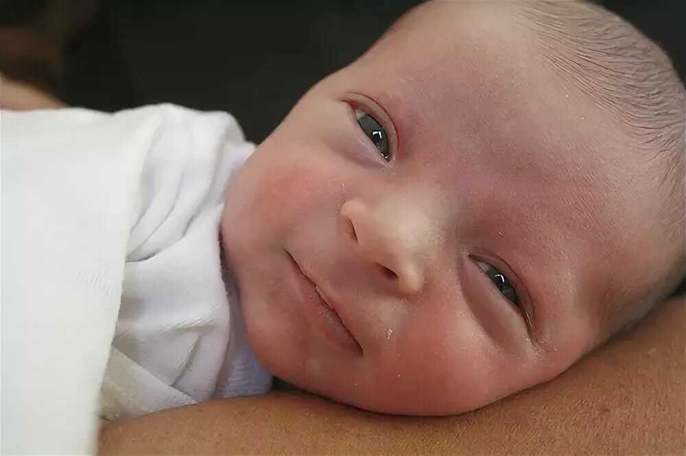 Когда дети начинают видеть после рождения. Глаза новорожденного. Новорожденные дети. Взгляд новорожденного. Взгляд младенца после рождения.