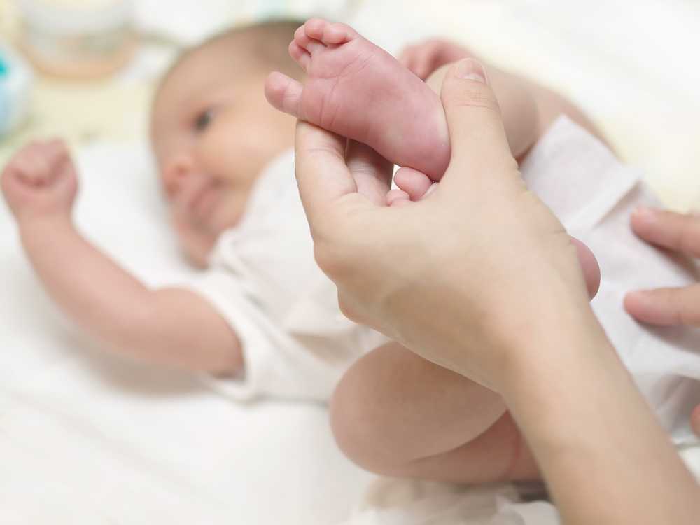 Как правильно брать держать новорождённого ребенка на руках
