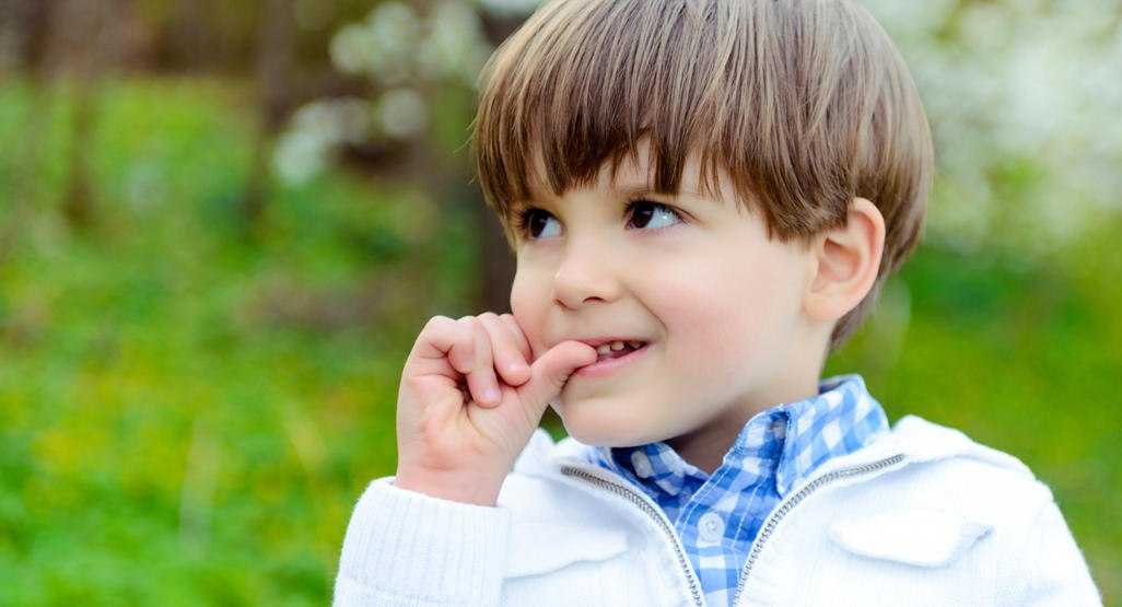 Ребёнок ковыряет в носу: что делать?