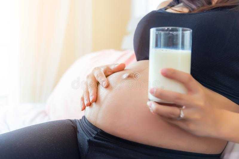 Выделение молозива во время беременности: норма и патология - беременность