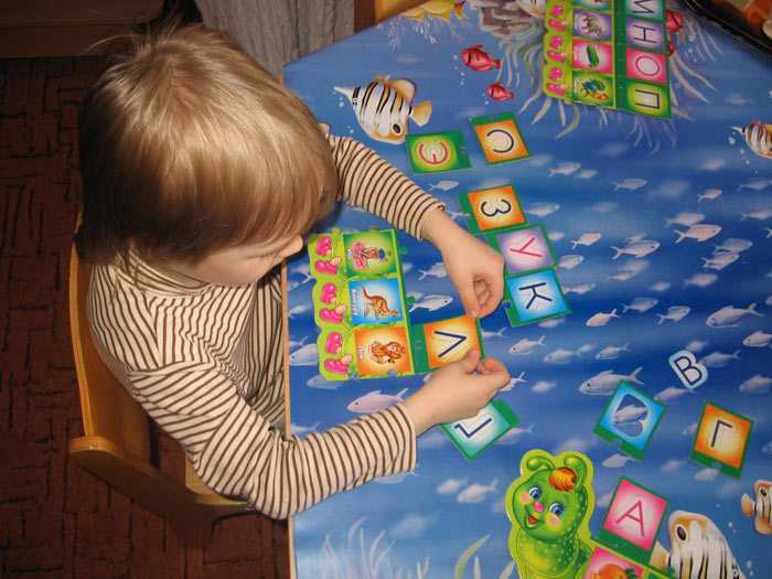 Какие развивающие игры выбрать для ребенка до года. во что играть с ребенком до года