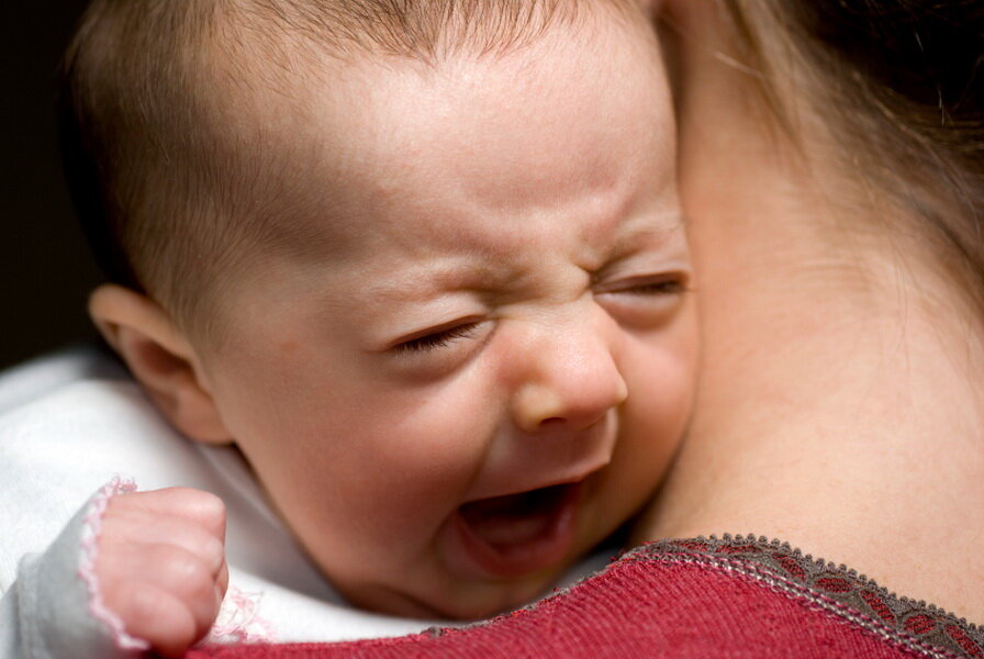 Как успокоить новорождённого когда он плачет: выбор самого эффективного способа