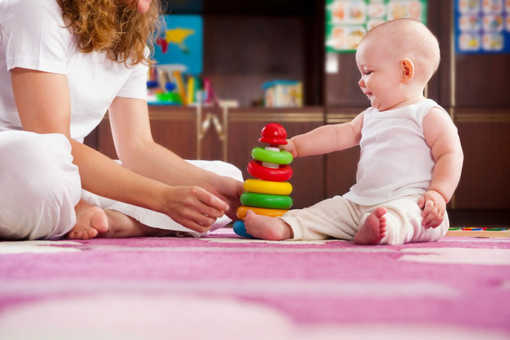 Оценка развития ребенка в 11 месяцев, или что должен уметь делать малыш