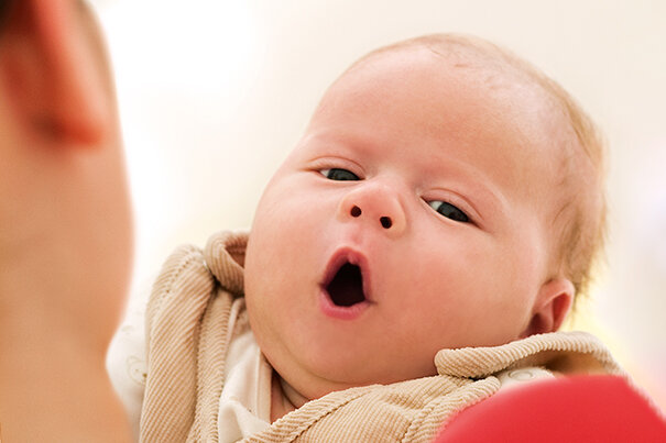 Возникновение икоты у новорожденного пугает родителей Чтобы помочь малышу необходимо искоренить причину приступов ориентируясь на особенности организма