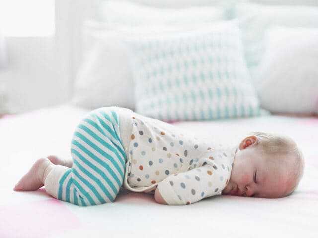 Удалось ли мамам и профессионалам разобраться с проблемой: «Можно ли новорожденному спать на животе" Когда можно лежать на животике а когда стоит повременить