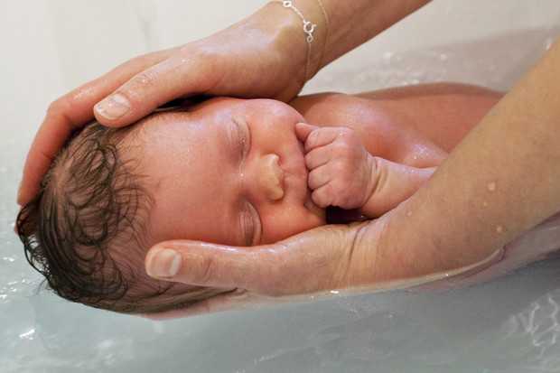 В какой воде купать новорожденного ребенка | уроки для мам
