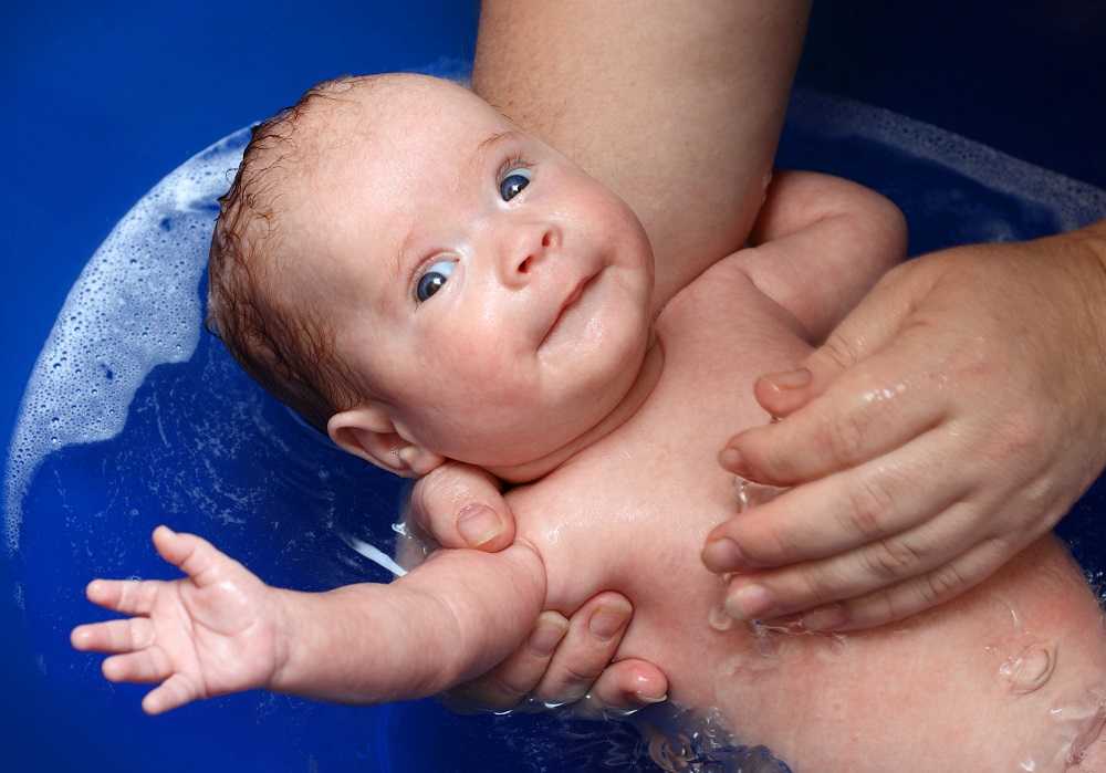 Первое купание новорожденного — определяем оптимальную температуру воды