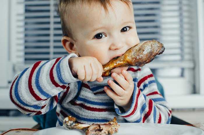 Ребенок не ест мясо: что делать родителям, возможные причины отказа