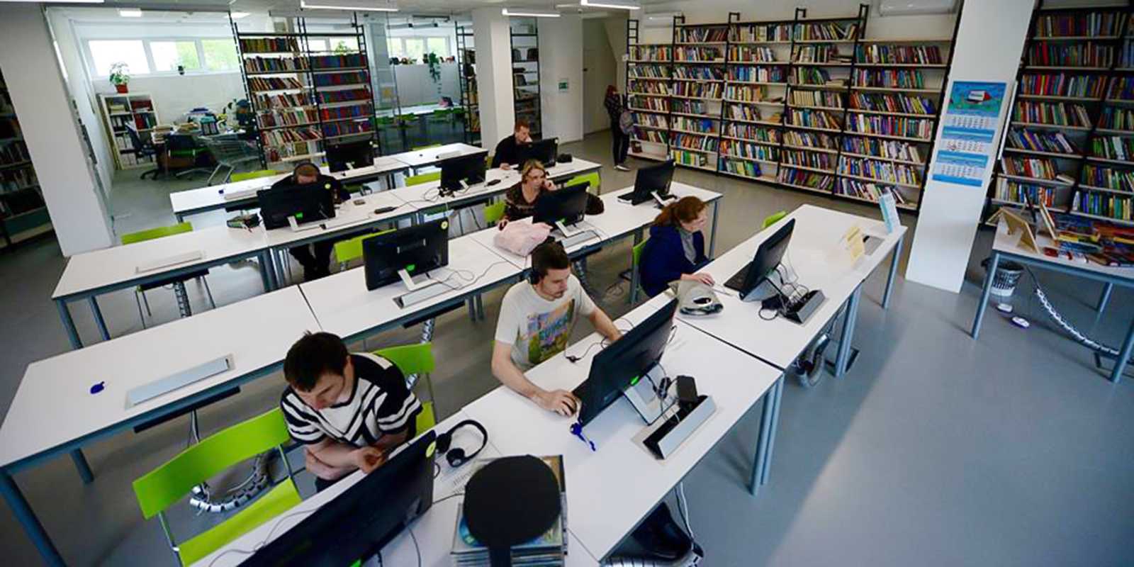 Библиотека новых возможностей. Современная библиотека в школе. Компьютерный зал в библиотеке. Современный компьютерный зал в библиотеке. ПК В читальном зале библиотеки.