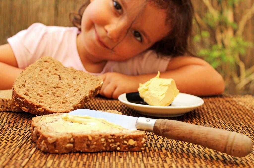 Когда можно давать хлеб ребенку (7 фото): со скольки месяцев давать булку, польза и бывает ли аллергия