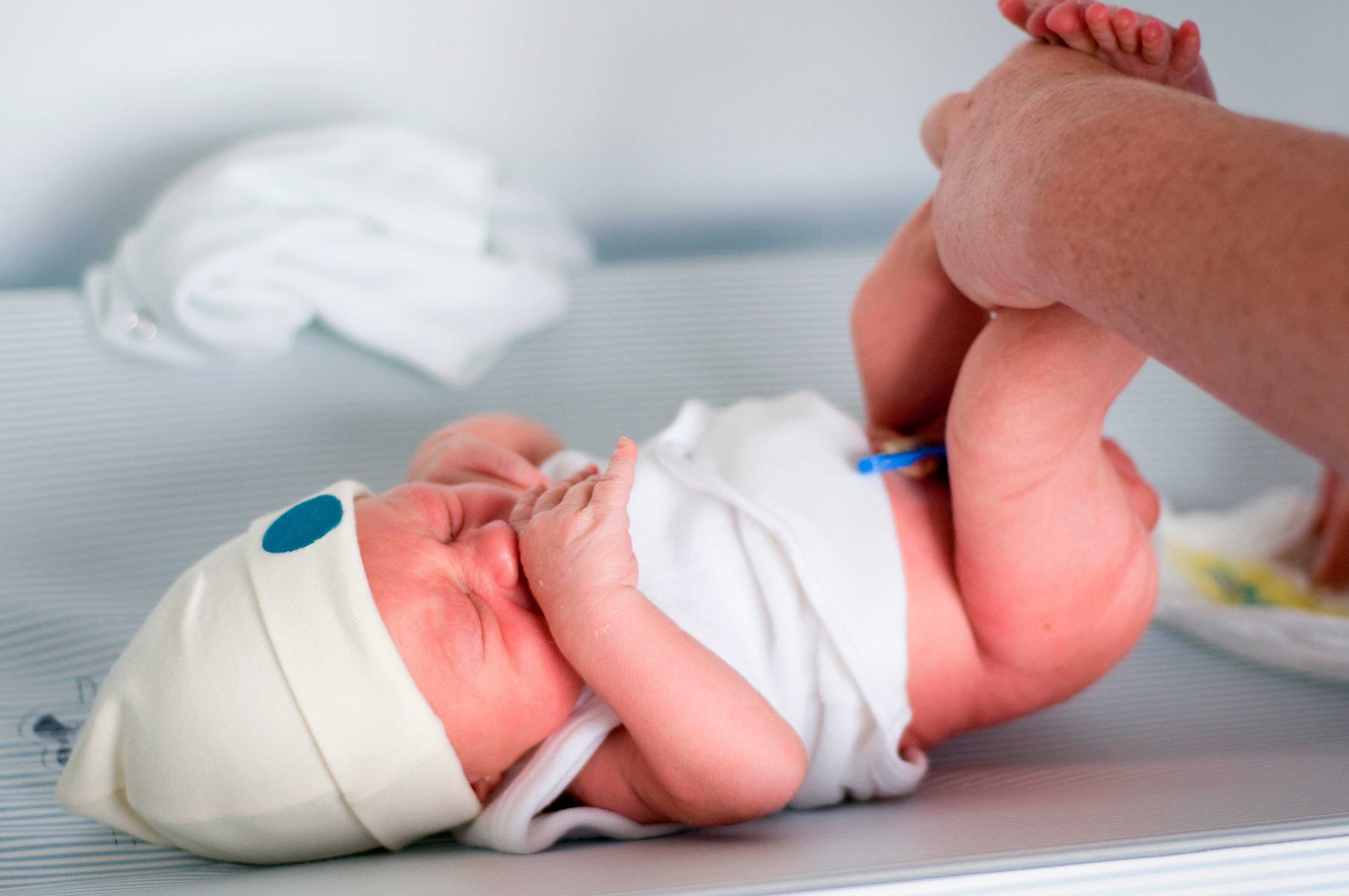 Как держать на руках новорожденного, чтобы не навредить хрупкому телу