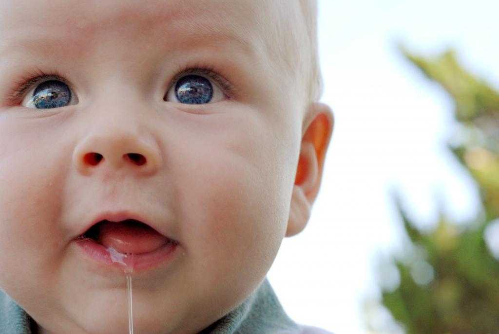 У ребенка текут слюни в 1 2 3 месяца 5 6 7 месяцев причины