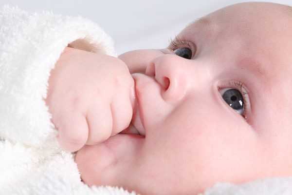 Ребенок берет пальцы в рот | уроки для мам