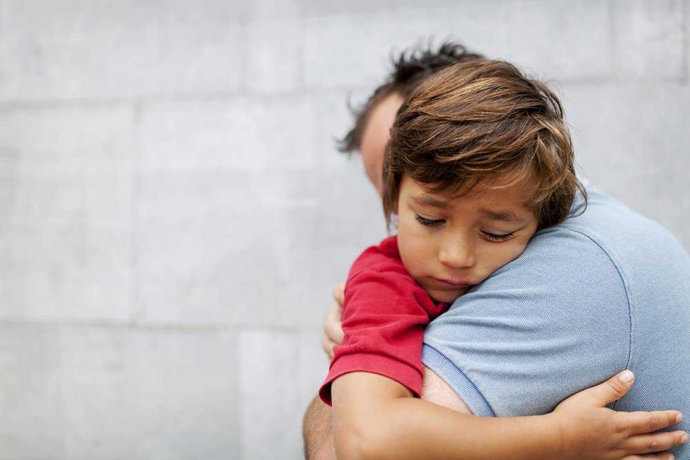 Ребёнок боится детей - советы психологов, причины, как помочь преодолеть страх