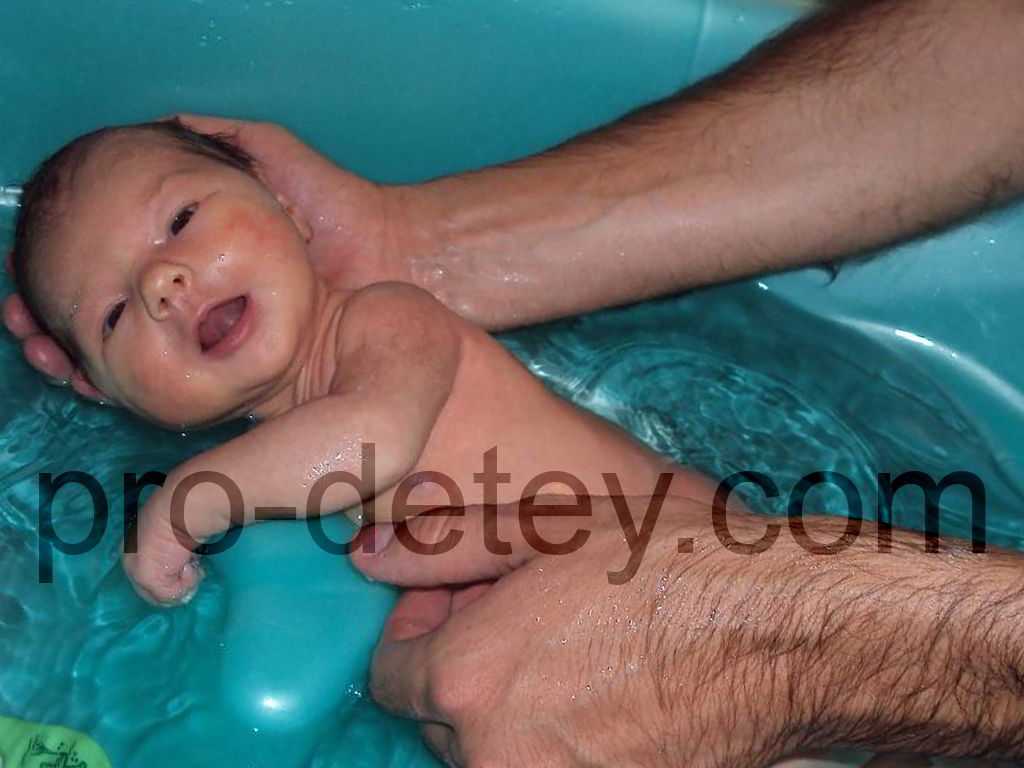 Какие средства для купания нужны и как купать новорожденного ребенка первый раз дома Хитрости и правила купания младенца Использование трав и марганцовки