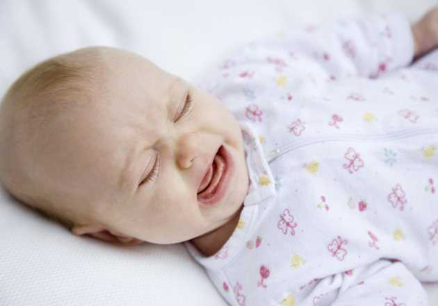 Новорожденный закатывает глазки: норма или патология?