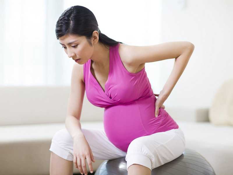 На разных этапах беременности даже на ранних сроках могут возникать боли в спине Почему это происходит и как справиться с болевыми ощущениями