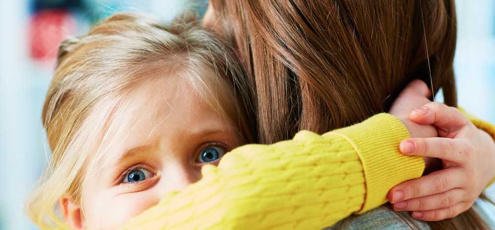 Ребенок боится чужих людей: причины страха, что делать, советы психолога