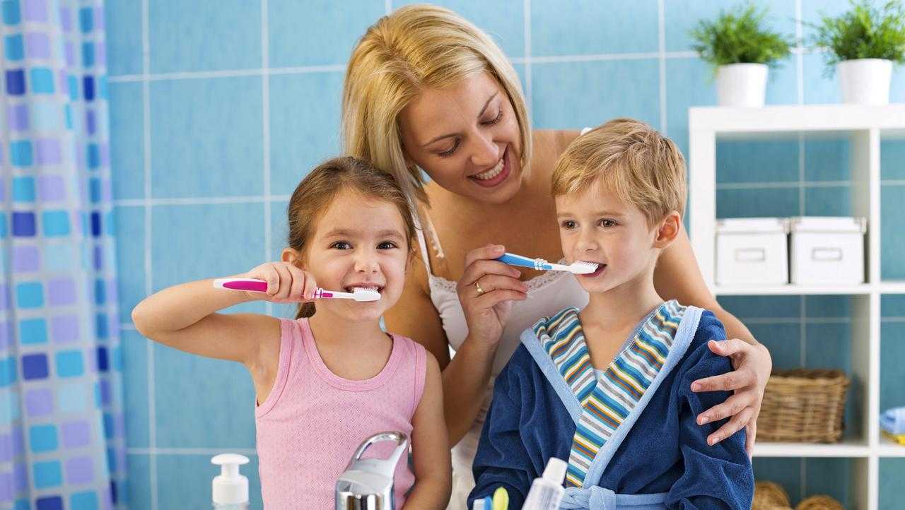 Как правильно учить ребенка чистить зубы: оригинальные методики