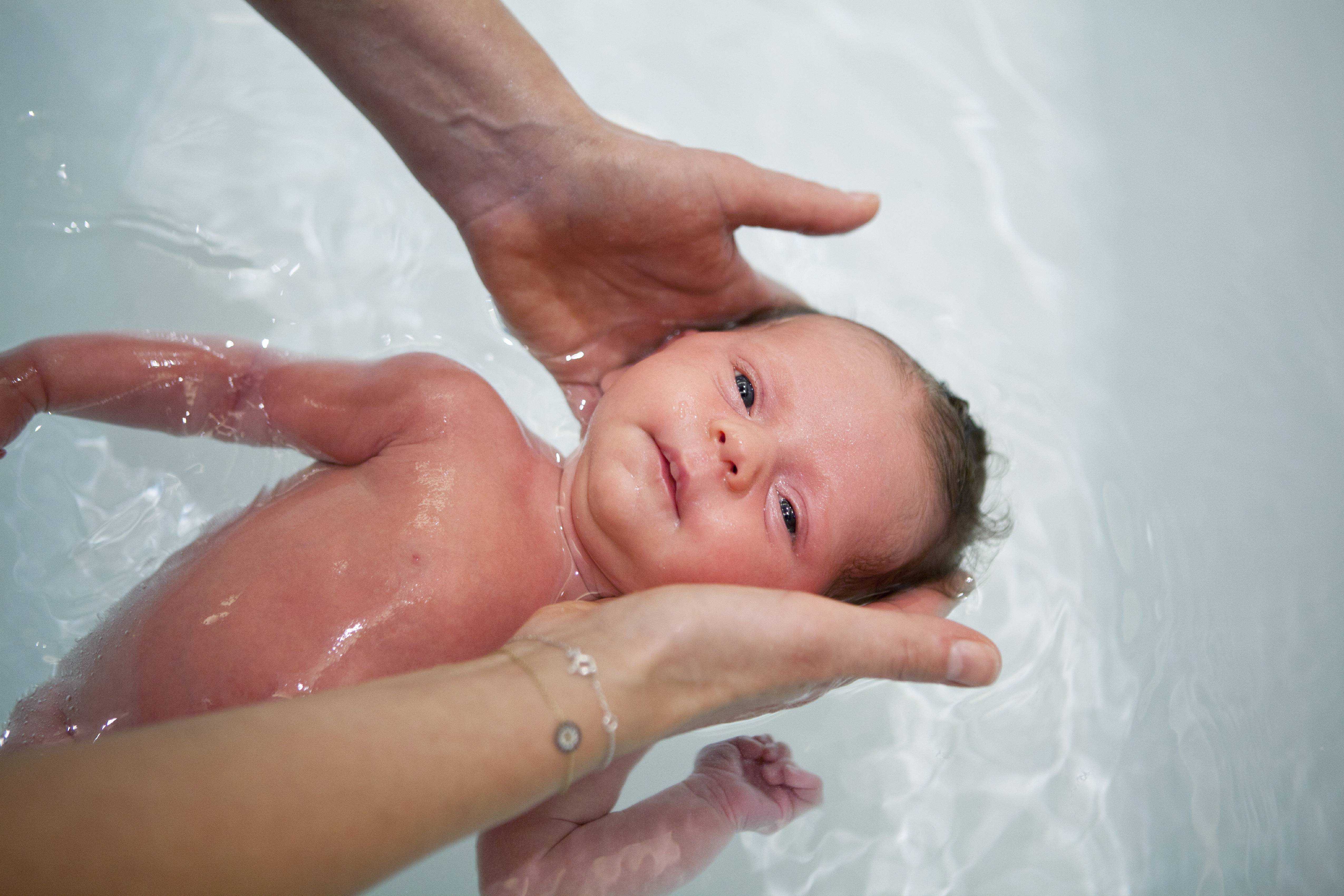 Как купать новорожденного ребенка первый раз дома | уроки для мам