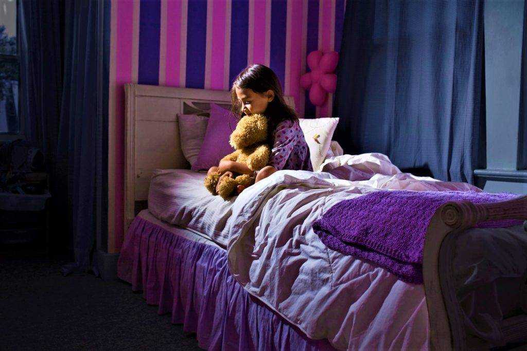 Что делать, если ребенок боится спать один?