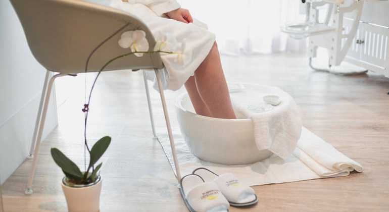 Парим ножки – можно ли использовать горячие ванночки при высоком давлении и какие?