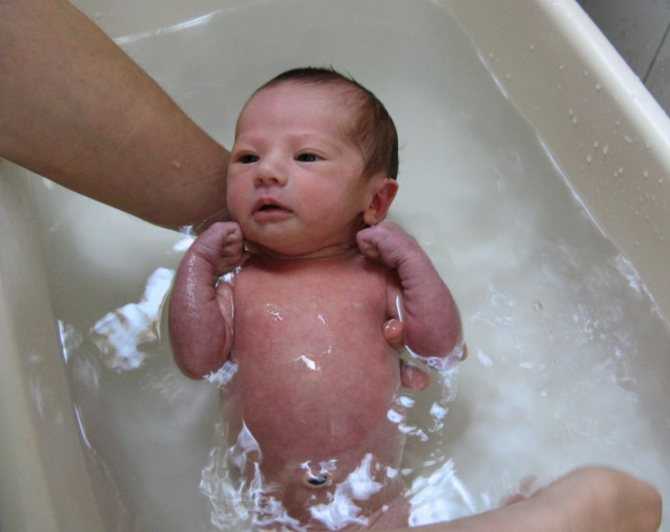 Какая температура воды для купания новорожденных младенцев будет оптимальной