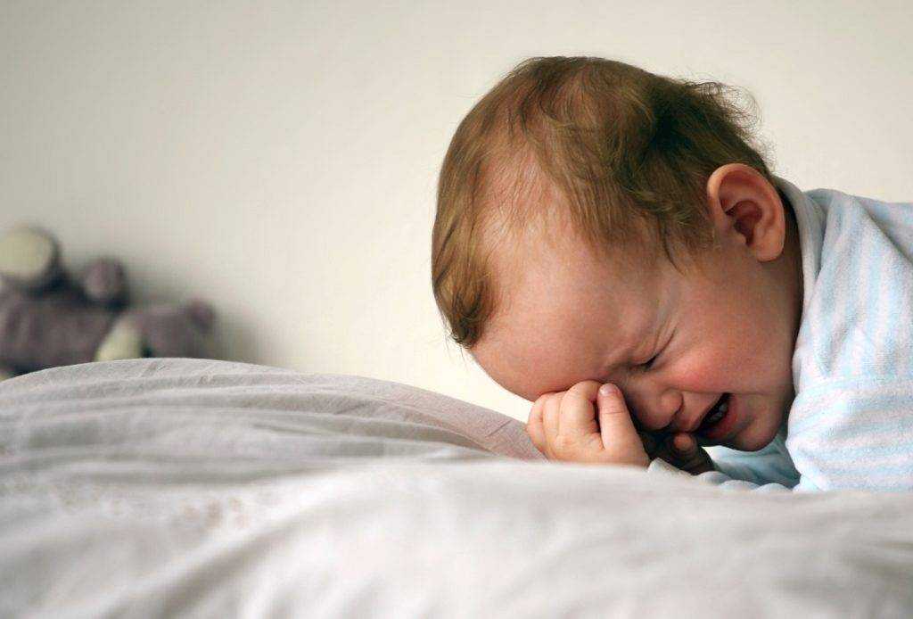 Дневной сон малышей: сколько должен спать ребёнок и как его уложить