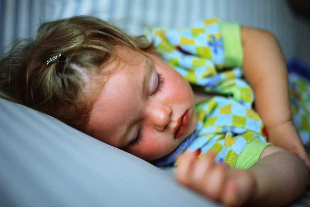 Ребенок в 10 лет не хочет спать отдельно - 6 советов психологов, консультации