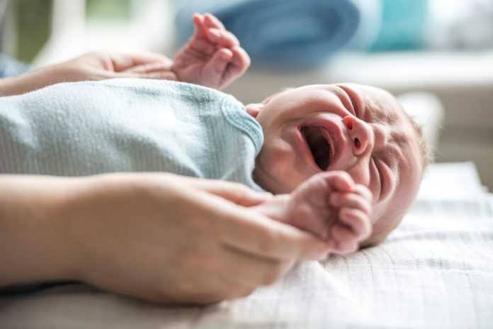 Ребенок вздрагивает во сне: почему новорожденный так делает